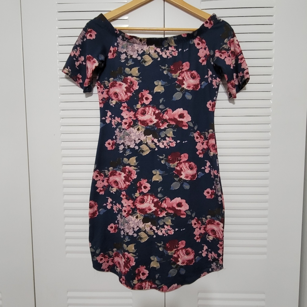 Off shoulder floral short dress
